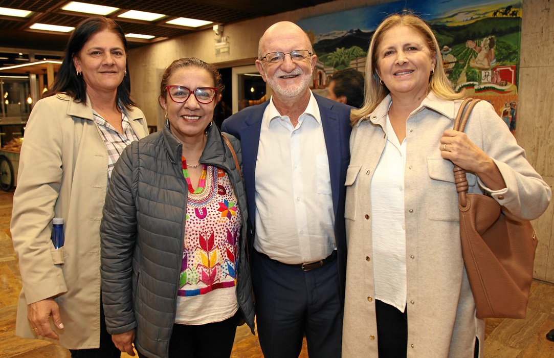 Hilda María Salazar, Luz Elena Castaño, Henry Gutiérrez y Luz Estella Salazar.