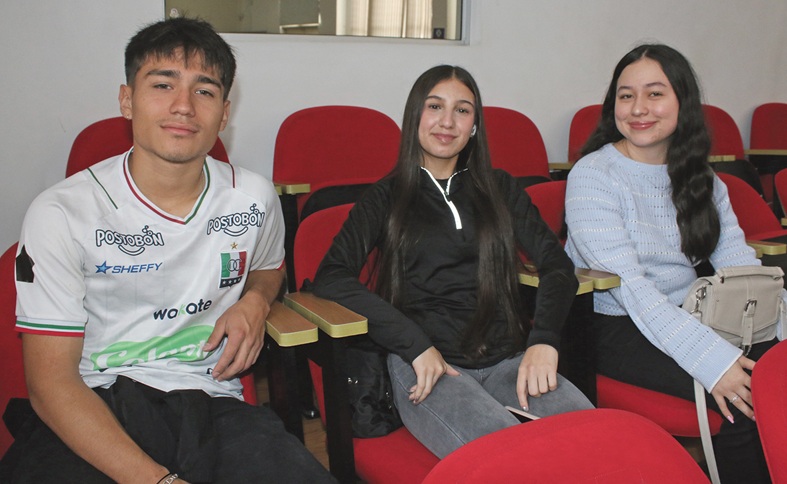 Santiago Llanos ,Karen Giraldo e Isabella Duque