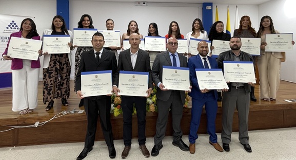 16 personas recibieron su título en las especialidades de proyectos de desarrollo, gerencia social y gestión pública.