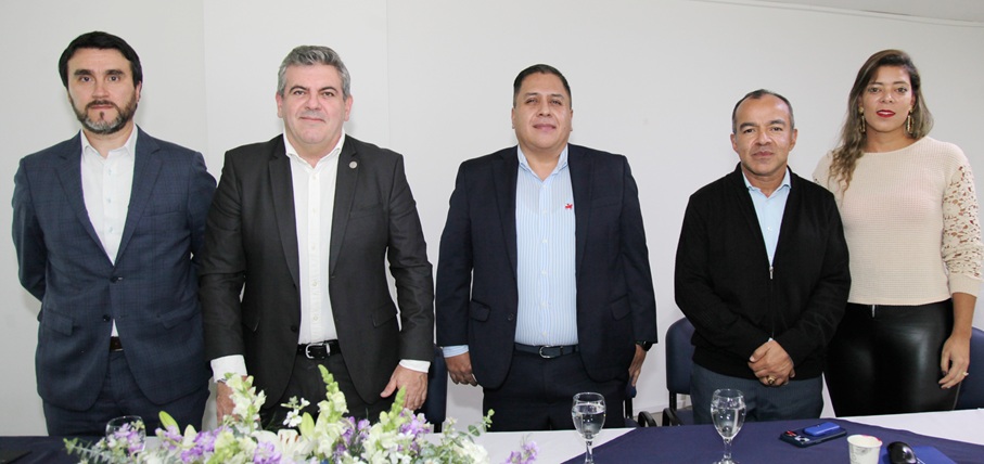 La ceremonia contó con la presencia de representantes de Icontec, entre ellas: Juan Sebastián Salazar, director técnico; Juan Felipe Mora, director regional; Joaquín Sánchez; María Antonia Tangarife, auditora; y Juan Carlos Rave, profesor externo de Icontec.