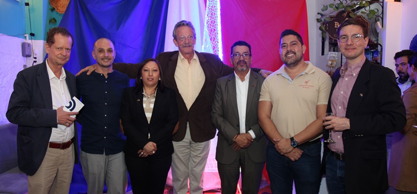 Thomas Teulemonde, Gael Durán, Marcela Echeverry, directora de Alianza Francesa Manizales; Osvaldo Castella, Carlos Arturo Gallego, César Duarte y Remi Smagghe.