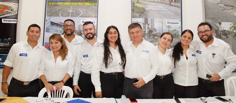 Grupo de funcionarios de Acopi Caldas.