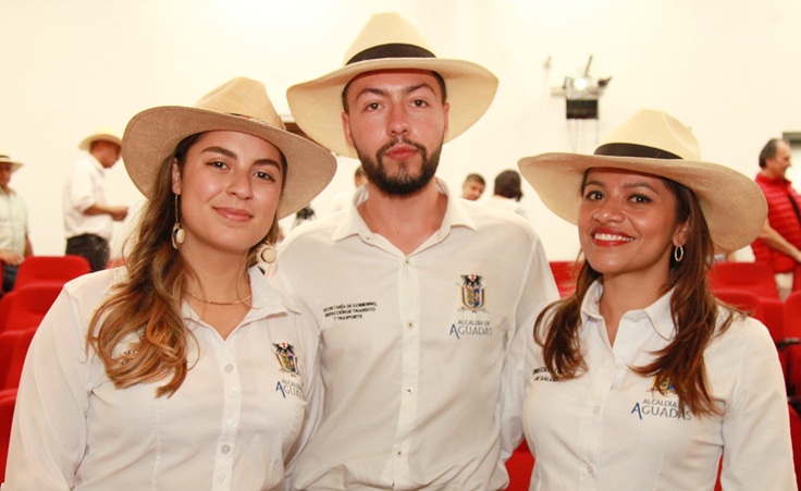Tatiana Betancur, secretaria de Obras Públicas de Aguadas; Santiago Rivera, inspector de Tránsito y Transporte del poblado; y Alejandra Sánchez, directora local de Salud.