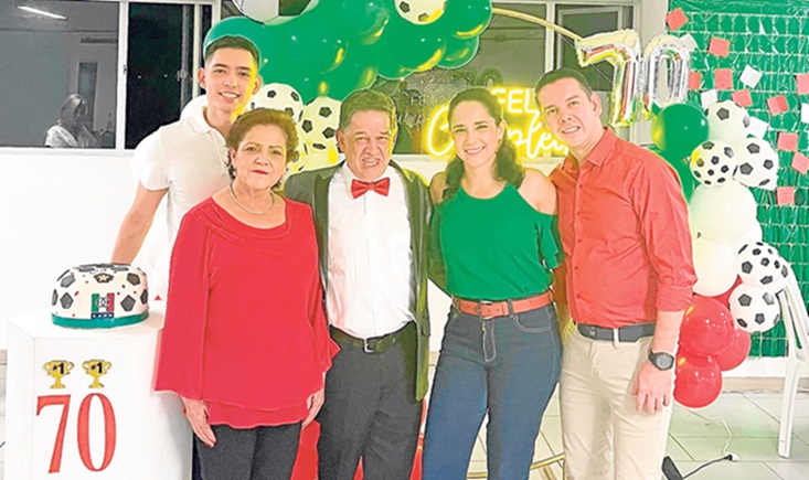 En la fotografía lo acompañan su nieto Jerónimo Uribe Giraldo; su esposa, Gladys Elena Castaño; el homenajeado, Ramiro Giraldo Garzón; su hija, Diana Giraldo Castaño, y su hijo, Santiago Giraldo Castaño.