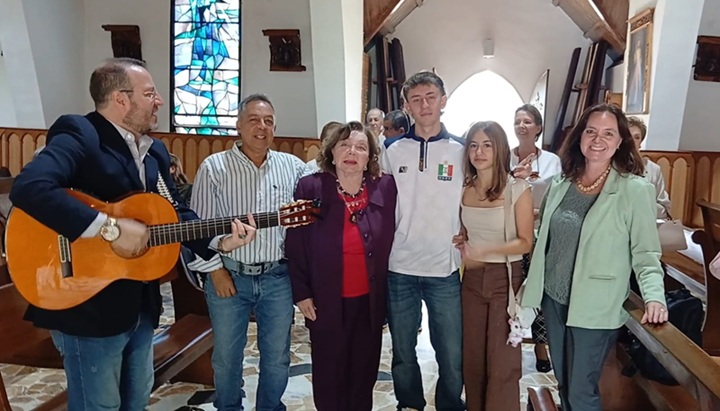 Carlos Alberto Valencia García, Blanca Stella García de Valencia, Juan Valencia, Susana Valencia, Esperanza Ocampo y Claudia Valencia escuchan la serenata.