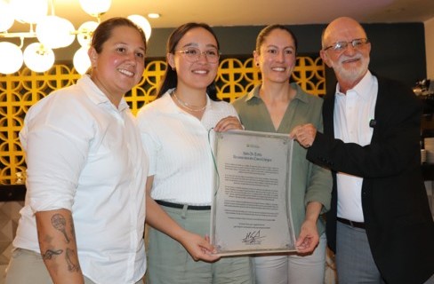 Elizabeth Castañeda, Laura María Vargas, Lina Brito y Henry Gutiérrez Ángel, gobernador de Caldas.