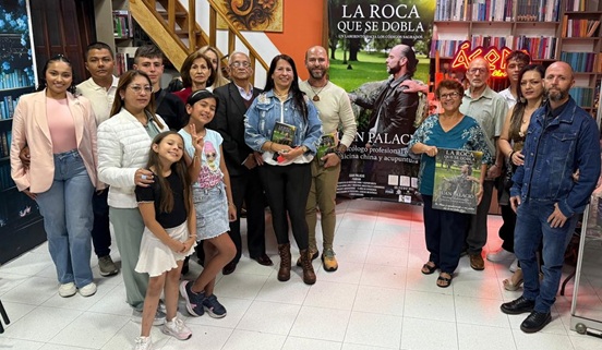 Juan Palacio en compañía de sus familiares y amigos.