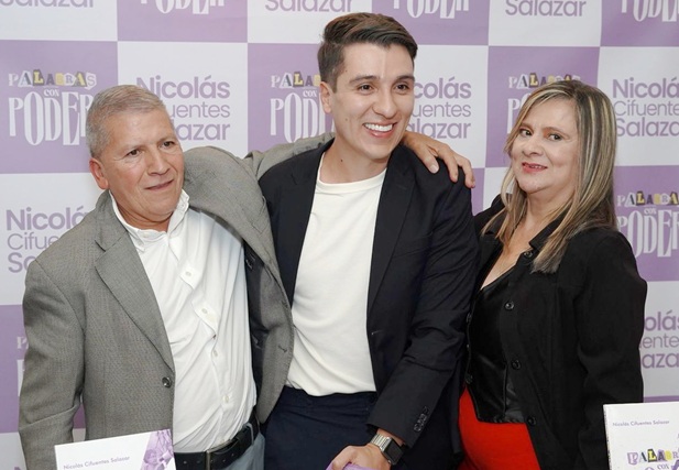 El autor del libro, Nicolás Cifuentes Salazar (al centro), acompañado de sus padres, José Nicolás Cifuentes y Consuelo Salazar.