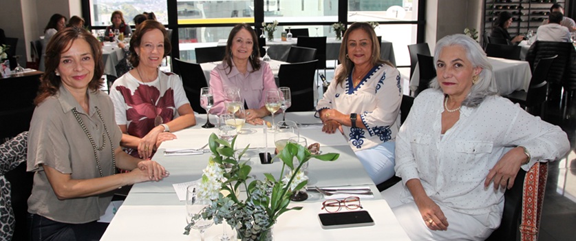 Cumpleaños de Natalia Marulanda: Luz Adriana Trujillo, Claudia Del Pilar Estrada, Natalia Marulanda, Luz Patricia Molina y María Victoria Giraldo.