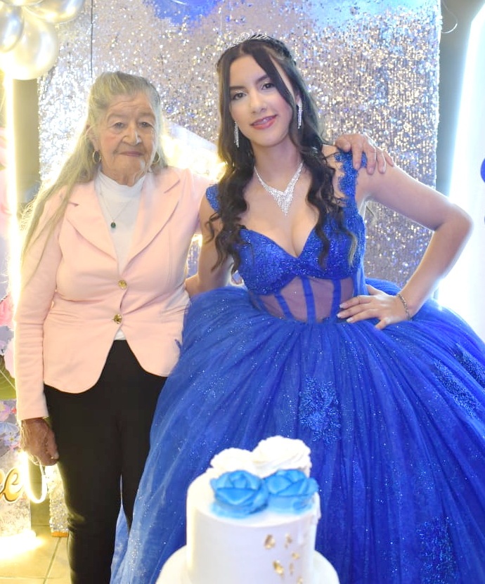 Su bisabuela, María de los Ángeles Giraldo, al lado de Ana Yulieth.