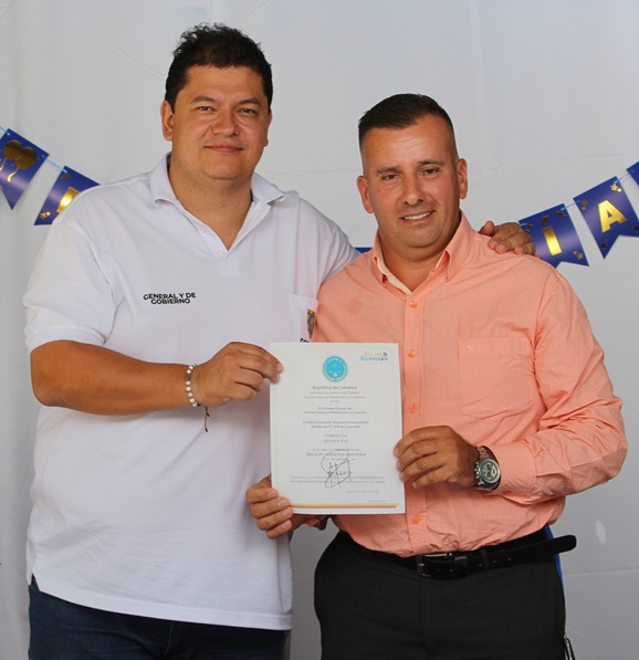 Distintivo por servicios distinguidos a los dragoneantes Cristian Camilo Duque y Paulo Andrés Cuta Ballesteros.