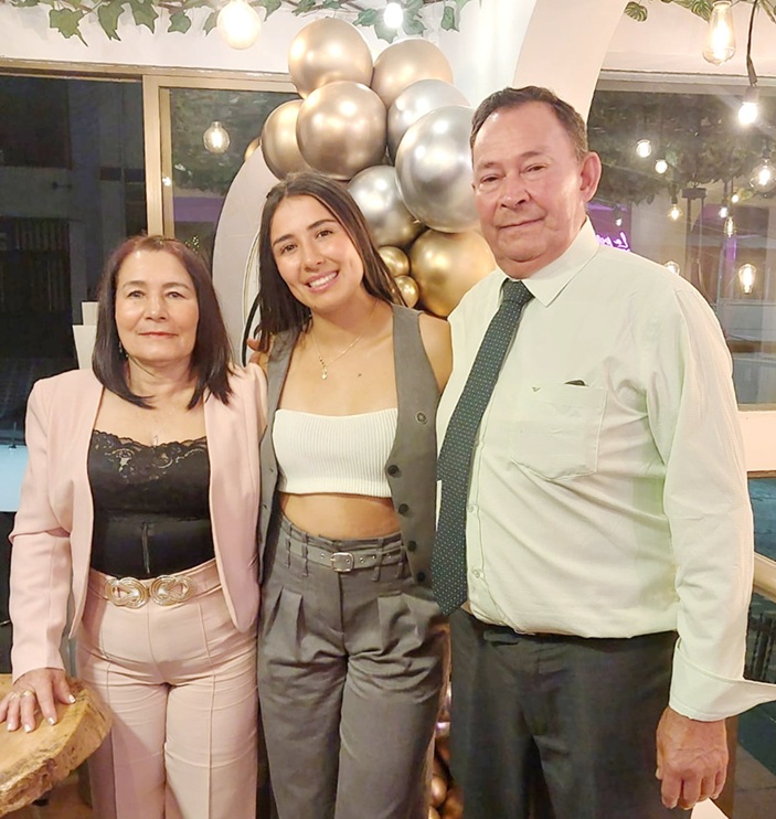 Alejandra Bernal obtuvo su título en Licenciatura en Educación Física de la Universidad de Caldas. Celebró este importante momento en compañía de Bertha Quintero y Manuel Bernal.