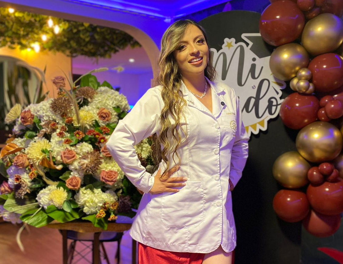Gisell Rosero se graduó como médica y celebró este nuevo paso en su vida profesional rodeada de sus seres queridos.