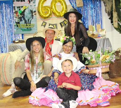 Foto | Henry Giraldo | LA PATRIA Ituriel Tangarife Franco, oriundo de Manzanares, celebró su cumpleaños número 60 en compañía de su esposa, Orfilia, sus hijas Carol Tatiana y Kimberly Jhuliana, y su nieto Lyan. Familiares y amigos se reunieron en el barrio San Jorge de Manizales, donde Ituriel ha trabajado como ornamentador durante muchos años. Además, ha mantenido viva la tradición de arriero en eventos del departamento.