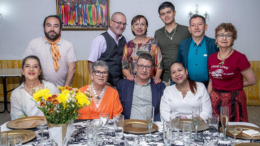 Zulma Victoria Sahara, Carmen Lucía Curcio, José Fernando Gómez, Gloria Helena Taborda. De pie: Albert Julián Largo, Enrique Rosso, Sara Gertrudis Trejos, Santiago Rosso, Luis Felipe Millán y Alba Nelfy Bernal.