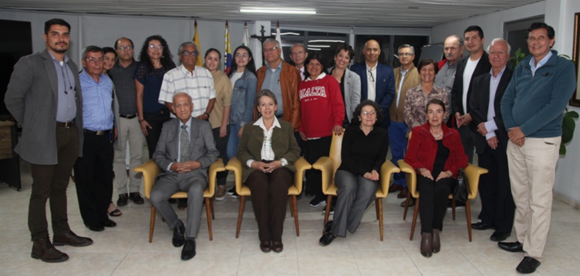 Socios de la Sociedad de Mejoras Públicas de Manizales asistentes al evento.