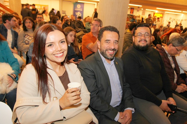 Daniela Robledo, Andrés Felipe Betancourth, secretario de Educación de Manizales, y Diego Armando Rivera, director de la Unidad de Gestión del Riesgo.