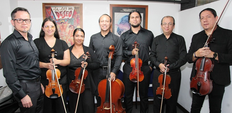 Marco Fidel Calderón, Catalina Castañeda, Lorena Reyes, Hernán Amaya, Daniel Villarreal, Fanny Marín y Miguel Flechas, integrantes de la Orquesta de Cámara de Caldas.