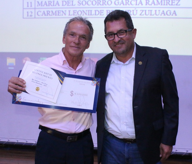 Fernando Arias Arciniegas, mejor empleado de carrera nivel técnico del 2024. Lo acompaña Fabio Arias Orozco, rector de la Institución.