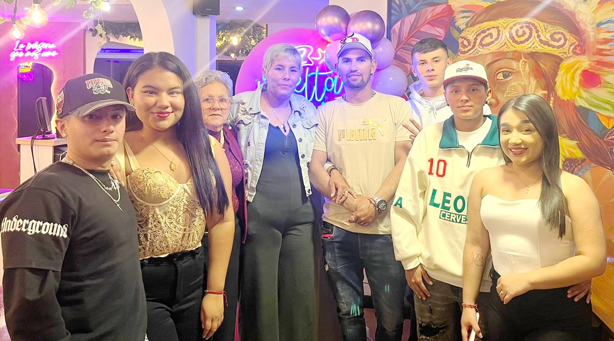 Jhoana Blandón festejo su cumpleaños junto a Andrea López, Socorro Marín, Diego Armando Quintero, Jhorman David Ortiz, Lizeth Ortiz y Valentina Mejía.