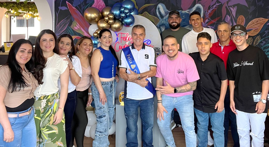 Eliecer Enrique Valencia celebró su cumpleaños número 60 con una cena familiar. Acompañaron al homenajeado: Luis Eduardo Valencia Posada, Aceneth Valencia, Luz Edilia Valencia, Elizabeth Valencia, Esther Gálviz Valencia, Lady Alejandra Mejía Valencia, Gilberth Aguirre Valencia, Richard Andréy Valencia, Alejandro González Valencia, Sebastián Patiño Valencia y Emanuel Guzmán Valencia.