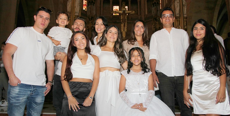 María Paz Posada, junto a sus padres y familia.