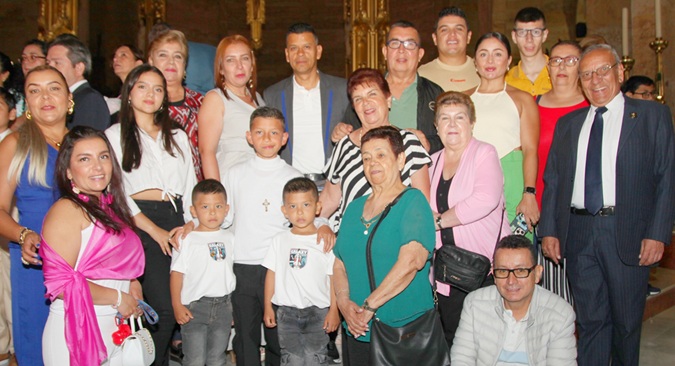 Primera Comunión de Emmanuel Sánchez Betancourth, acompañado de sus padres, abuelos y familia.