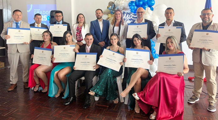 Graduados del programa de Administración Pública Territorial en Salamina.