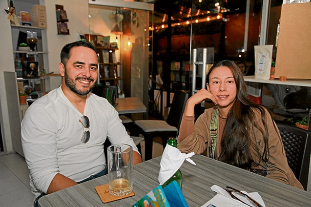 Carlos Augusto Atehortúa y Kelly Vargas.