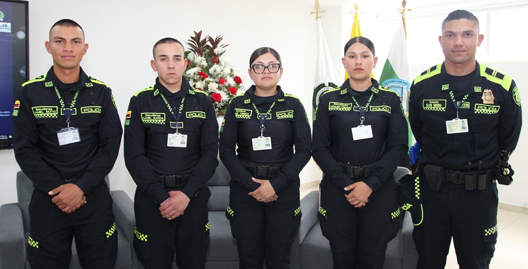 Daniel Soto, Daniel García, Angie Torres, Catalina Trejos y el teniente Silvio Guerra.