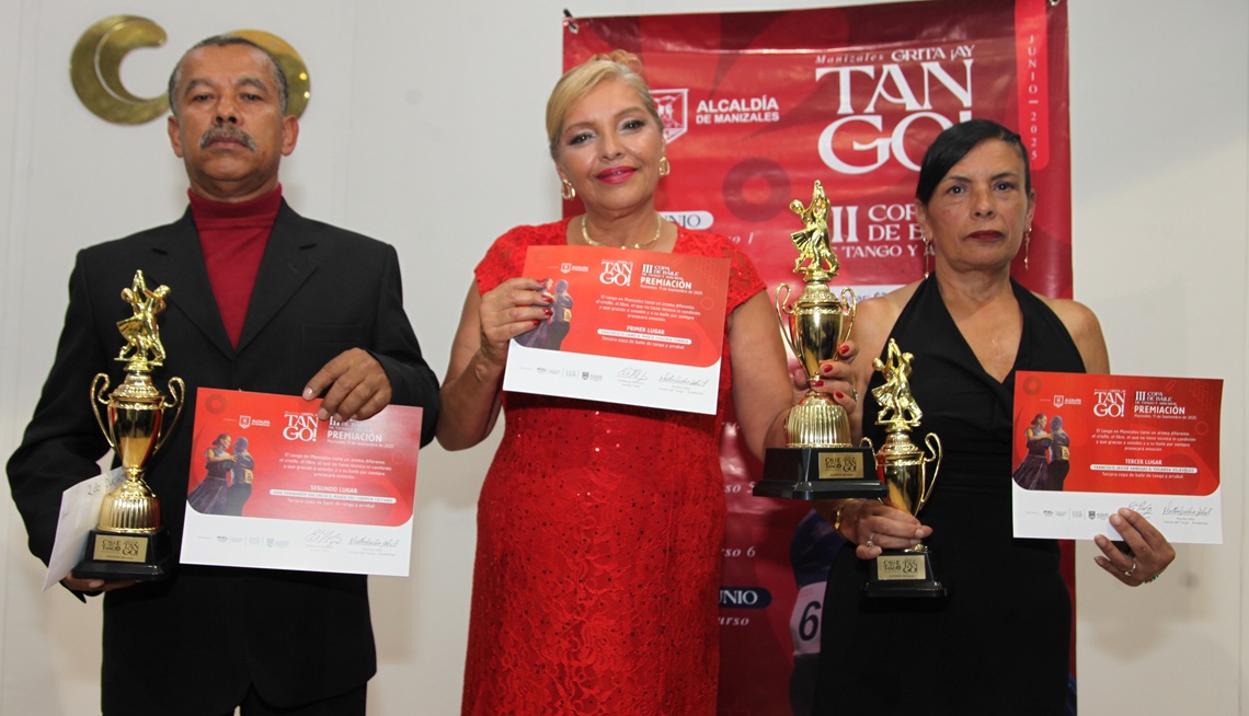 Jose Fernando Valencia, segundo puesto; María Eugenia Correa, primer puesto; y Yolanda Velásquez, tercer puesto.