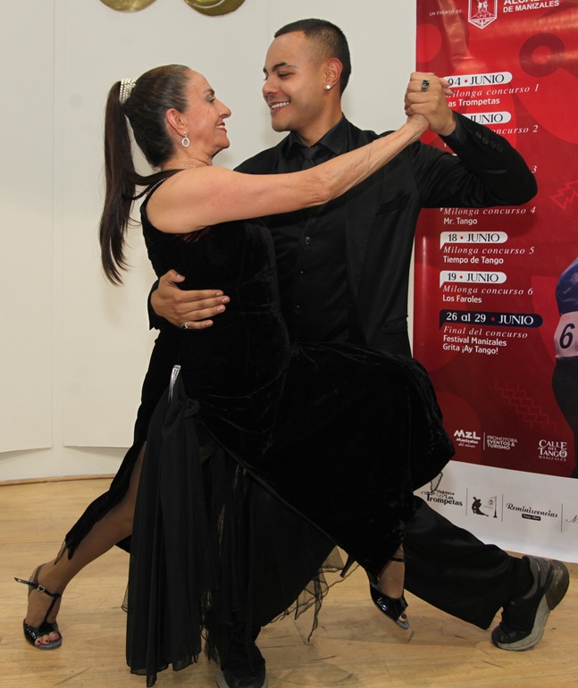 Bailarines de tango y milonga: Alejandro Cortés y Martha Cecilia Solís