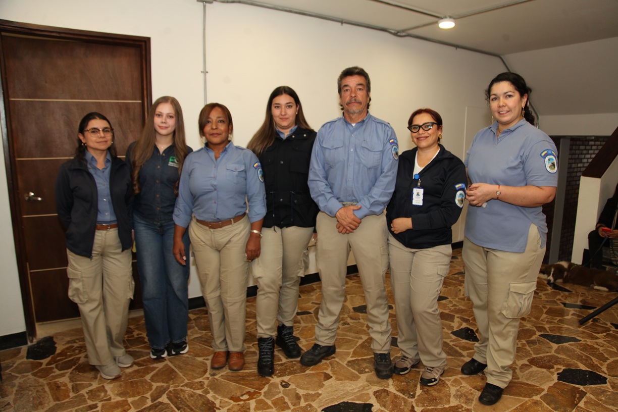 Paola Villa, Sofía Cardona, Yadis Álvarez, Susana Moreno, Gustavo Muñoz, Johana Benavides y Mónica Murillo.