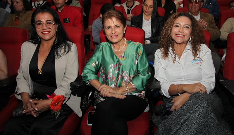 Luz Verónica Marín, Mónica Giraldo y María Teresa Saavedra.