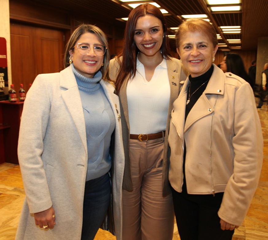 Laura Hernández, Daniela Robledo y Mónica Giraldo.