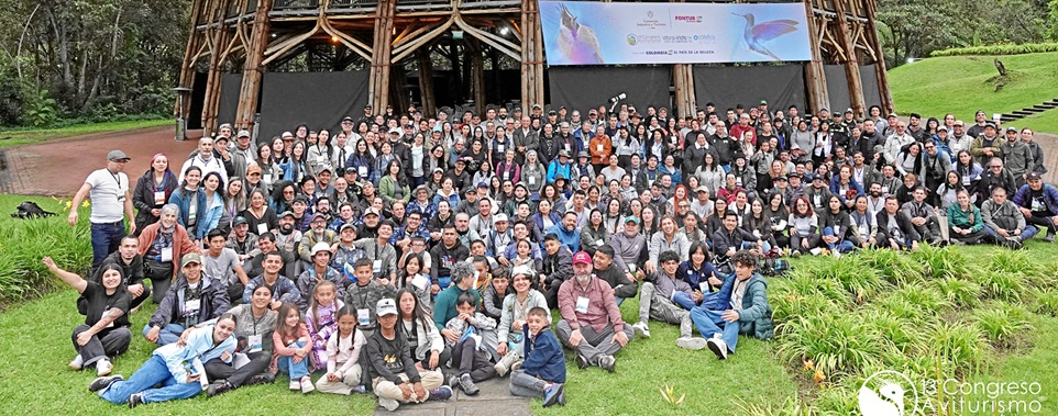 Participantes, expositores, guías, emprendedores y organizadores del Congreso de Aviturismo en el Pabellón Zeri