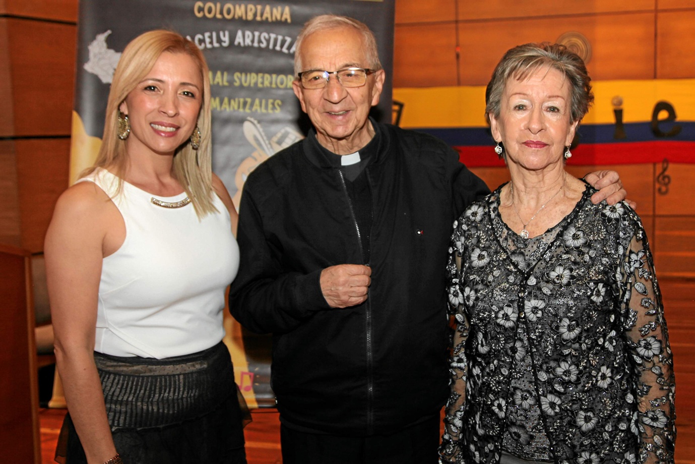 Natalia Castellanos, presbítero Efraín Castaño Arboleda y Aracelly Aristizábal