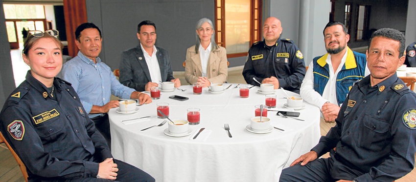 Jenny Arbeláez; Guillermo Hernández; Jorge Eduardo Rojas, alcalde de Manizales; Diego Armando Rivera, director de la Unidad de Gestión del Riesgo de Manizales; y Jorge Iván Quintero, comandante del Cuerpo de Bomberos de Manizales.