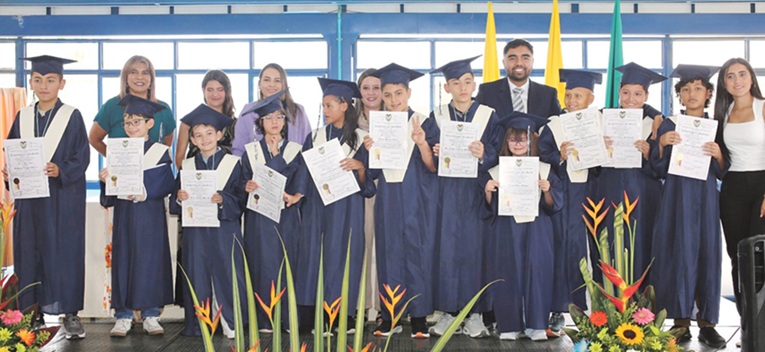 Grado 5, acompañado por las directivas de la institución.