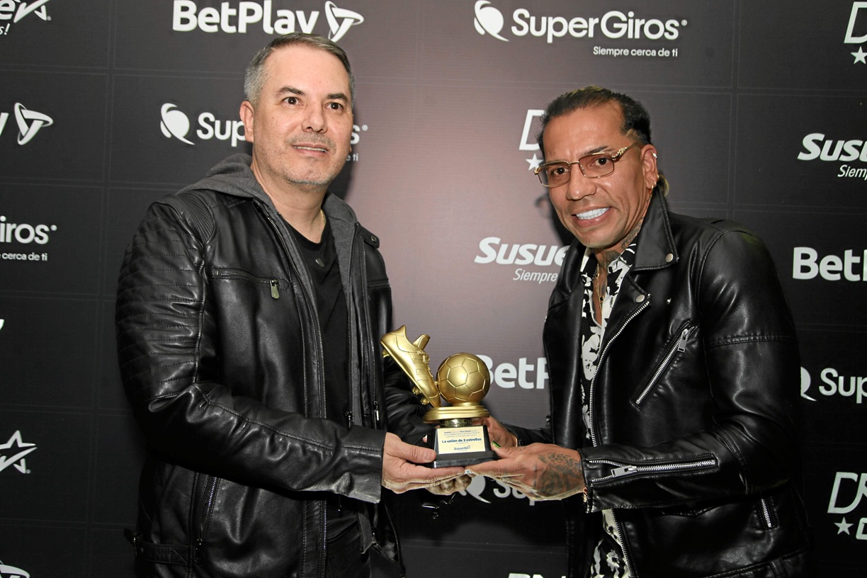 José Julián Hurtado, gerente de Susuerte, entrega reconocimiento a Dayro Moreno.