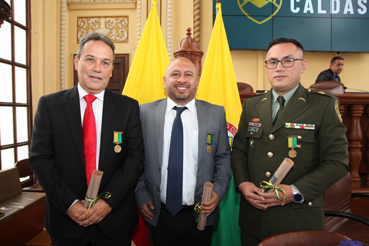 Los homenajeados: Carlos Hernán Estrada Valencia, gerente de la Clínica Avidanti; Juan Gabriel Buitrago, director ejecutivo de Fumpaz; y Jhon Jairo Parra Gallego, mayor de la Policía.