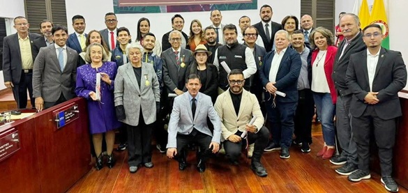 Grupo de homenajeados junto a los concejales de Manizales.