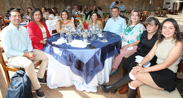 Esteban Giraldo, María Angélica Castaño, Catalina Muñoz, Beatriz Giraldo, César Giraldo, Ayda Valencia, Cecilia Montoya y Mariana Giraldo.