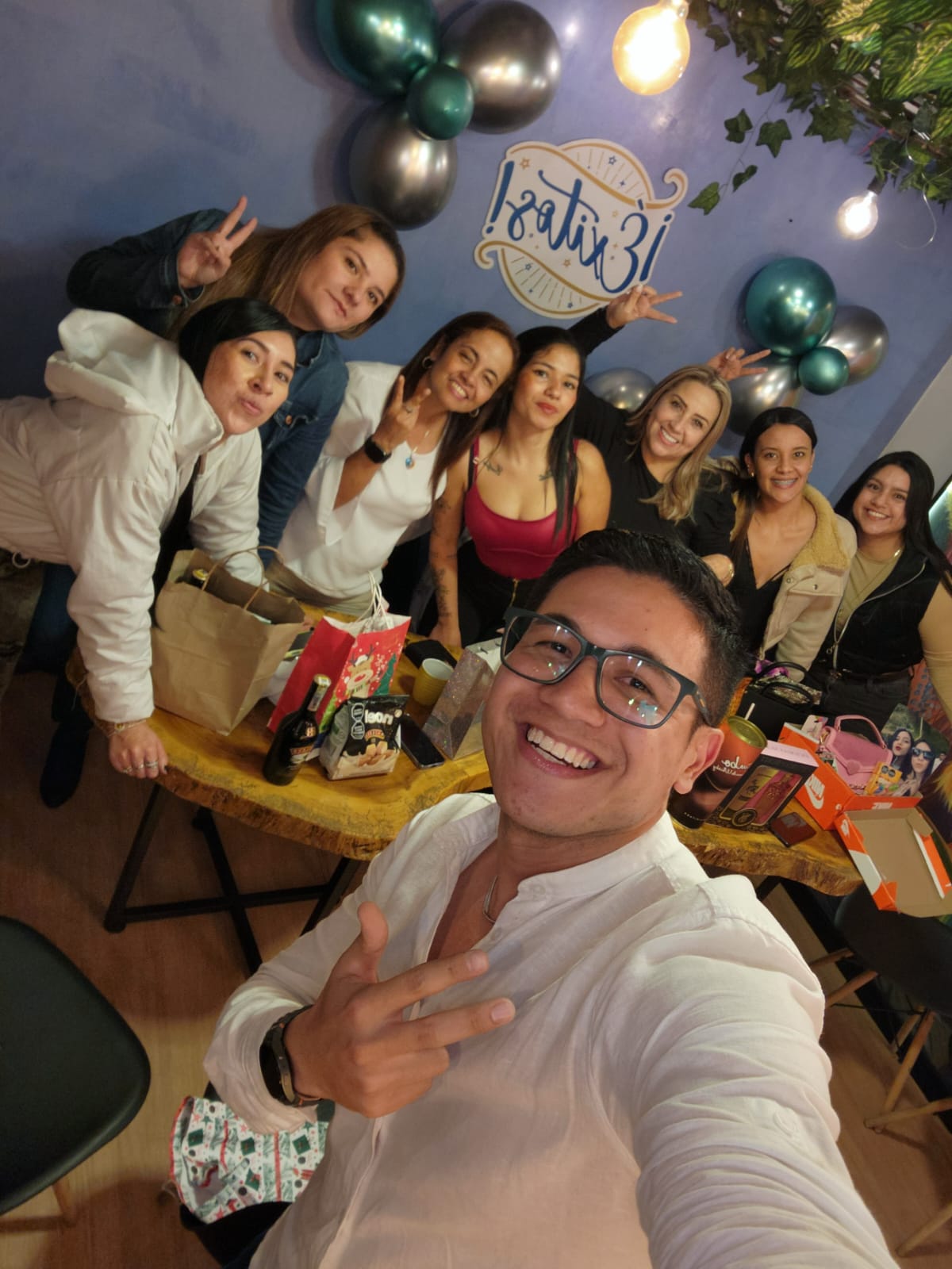 Camilo Cuenca, Andrea Vásquez, Johanna Serna, Martha Oltalvaro, Diosa Dalape, Lina Osorio, Valentina Reinosa y Madeline Valderrama, del grupo Multipagas.