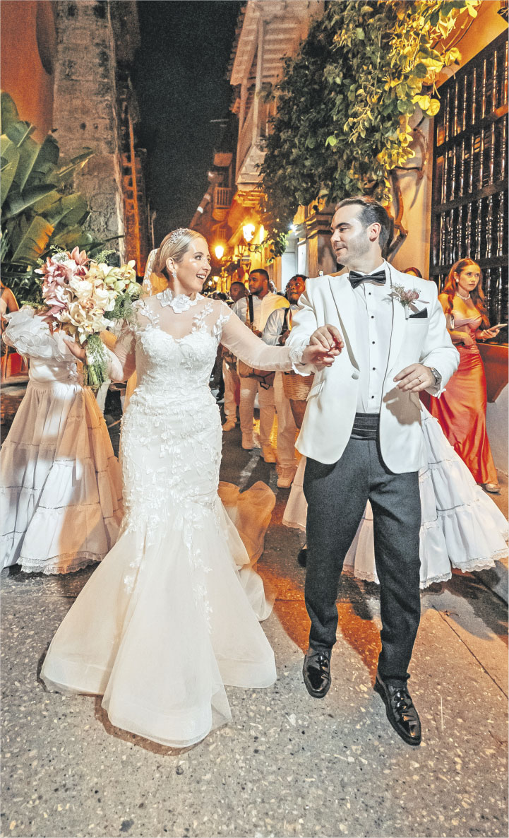 En la emblemática Iglesia de Santo Domingo, en Cartagena, los médicos internistas Carlos Manuel Gutiérrez Mendiola y Luz María Cárdenas Cardona. unieron sus vidas en una ceremonia llena de significado. El 12 de diciembre de 2025, rodeados de familiares y amigos, celebraron un amor construido con vocación, compromiso y complicidad.  Una noche inolvidable en la que la historia de la ciudad fue testigo del inicio de una nueva vida en común.