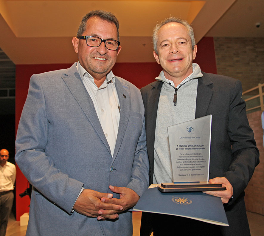 Fabio Hernando Arias, rector de la U. de Caldas, entrega el reconocimiento a Ricardo Gómez.