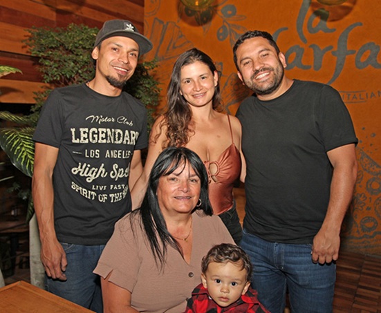 Carmen Julia Betancur Galvis, Salvador Cárdenas Jaramillo, Daniel Jaramillo Betancur, Valentina Jaramillo Betancur y Juan Camilo Cárdenas Gómez en el restaurante La Farfalla.