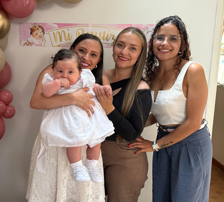 La recepción se desarrolló en la casa de los padres, en El Guamal. De izquierda a derecha, Jessica Alejandra Villabona y su hija, Dulce María, Valeria Arboleda y Manuela Morales Gómez.