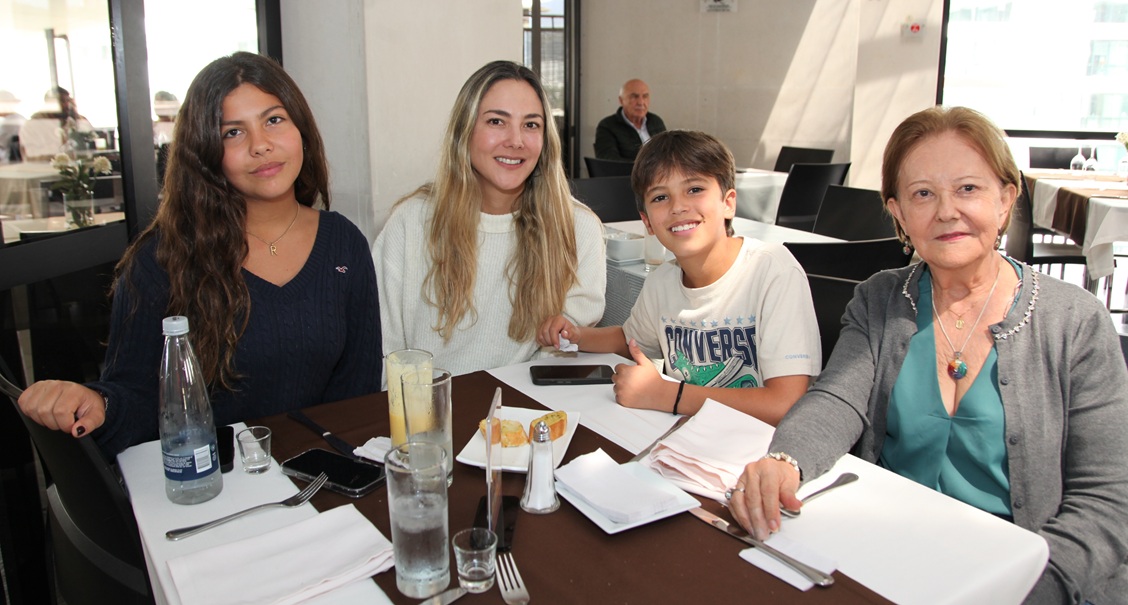 Raquel Vélez, Blanquita González, Lorenzo Vélez y Blanca Inés Gómez De González.