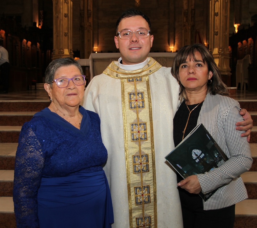 Familia: Lucía Pérez Correa, presbítero César Emilio Pérez Usme y Olga Usme.
